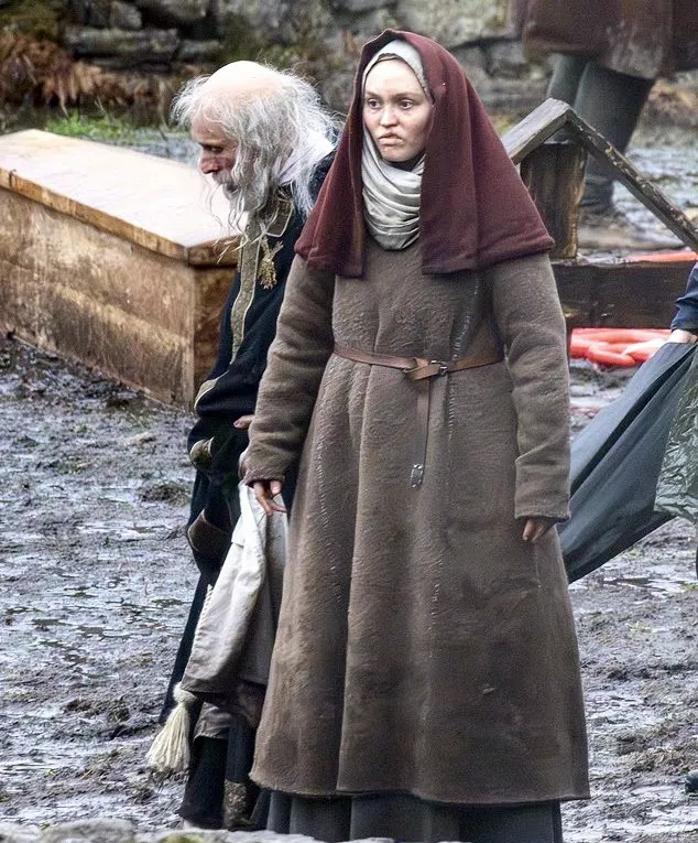 Лили-Роуз Депп шокировала образом на съёмках «Вервульфа» — фанаты не узнали актрису