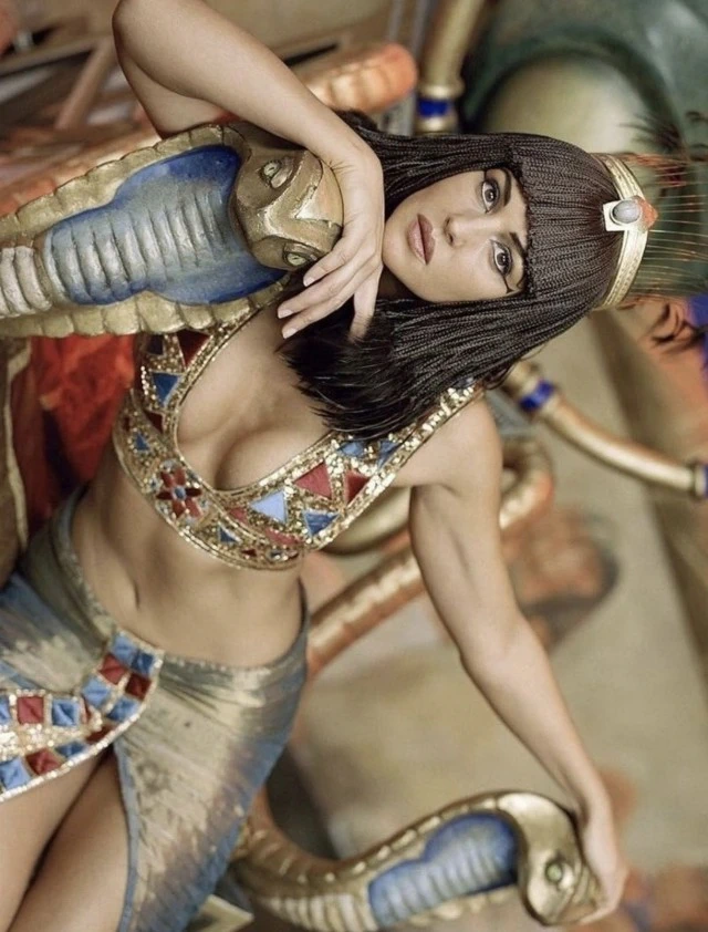 Моника Беллуччи в роли Клеопатры на съемках «Астерикс и Обеликс» — факты, стиль и легенда