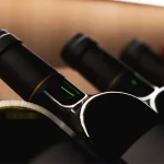 Видео: парень открывает бутылку мобильником — впечатляет всех