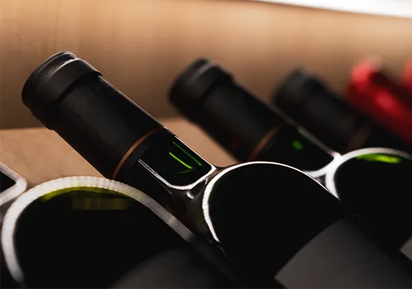 Видео: парень открывает бутылку мобильником — впечатляет всех