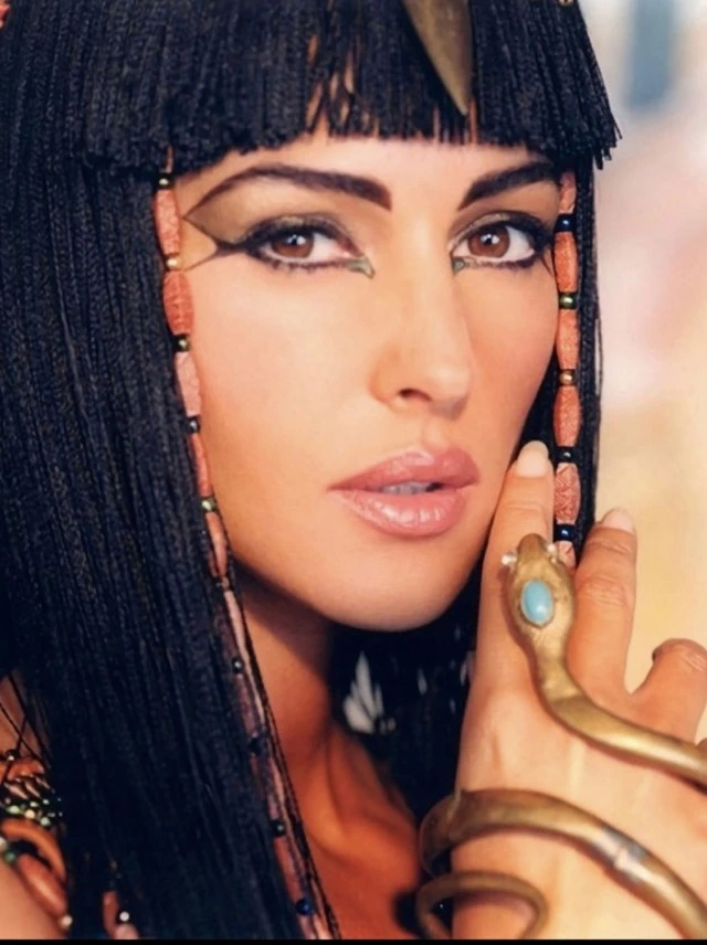 Моника Беллуччи в роли Клеопатры на съемках «Астерикс и Обеликс» — факты, стиль и легенда