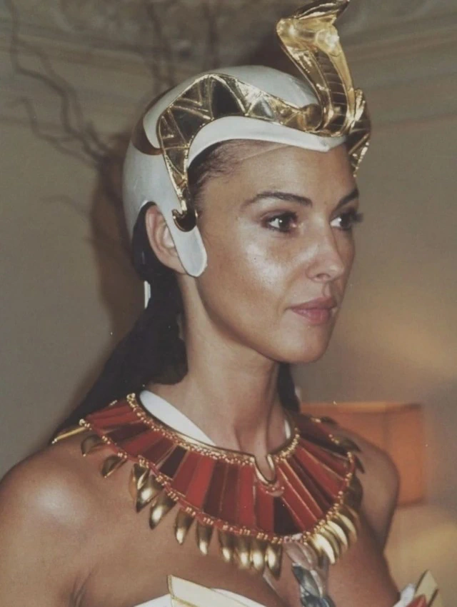 Моника Беллуччи в роли Клеопатры на съемках «Астерикс и Обеликс» — факты, стиль и легенда