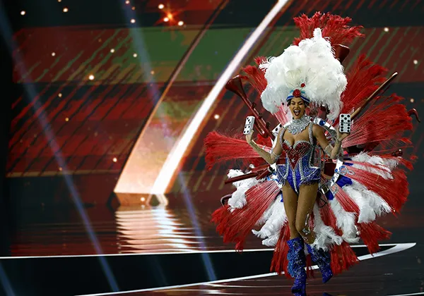 Костюмы на Мисс Вселенная 2025 — самые дикие образы и волчица из Эстонии