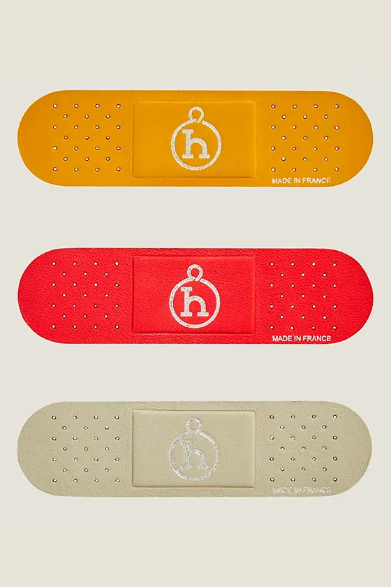 Модные пластыри Hermès стали новым способом заклеивать вебку