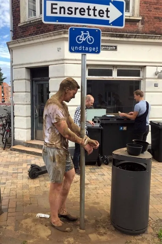 Почему в Дании 25-летних холостяков посыпают корицей — странная традиция Pebersvend