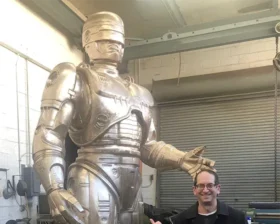 Огромная статуя Робокопа в Детройте — где стоит и почему вокруг неё столько шума