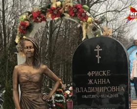 С памятника Жанне Фриске украли часы — что произошло на могиле певицы