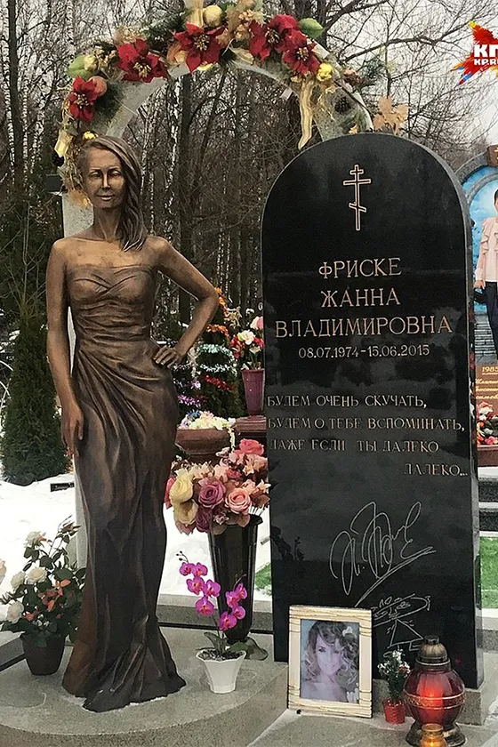 С памятника Жанне Фриске украли часы — что произошло на могиле певицы