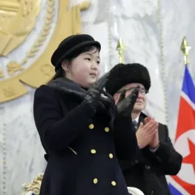 Ким Чжу Э - дочь Ким Чен Ына и возможная наследница власти в КНДР