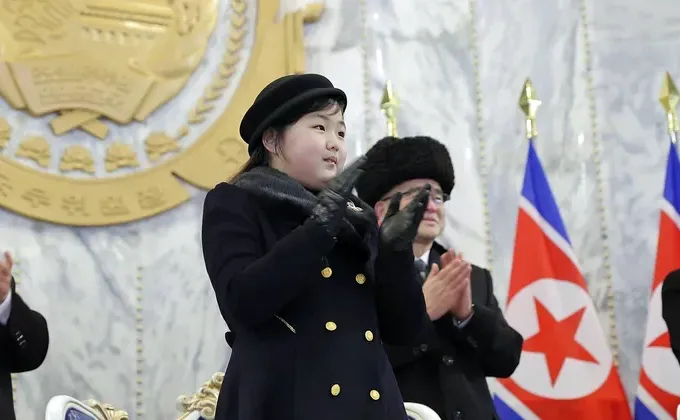 Ким Чжу Э - дочь Ким Чен Ына и возможная наследница власти в КНДР