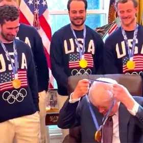 Трамп примерил золотую медаль Олимпиады-2026 и отказался возвращать