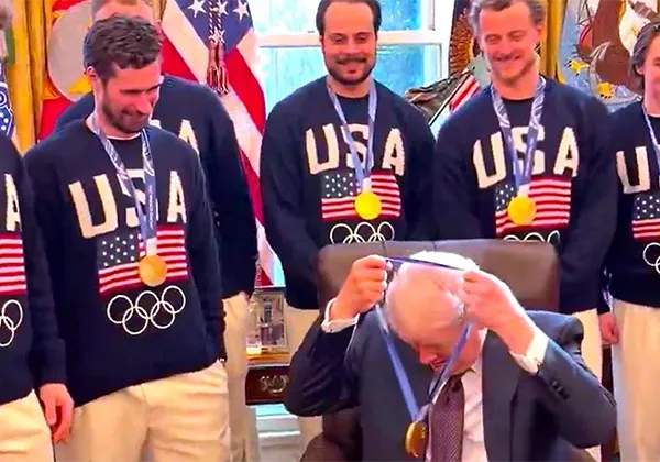 Трамп примерил золотую медаль Олимпиады-2026 и отказался возвращать