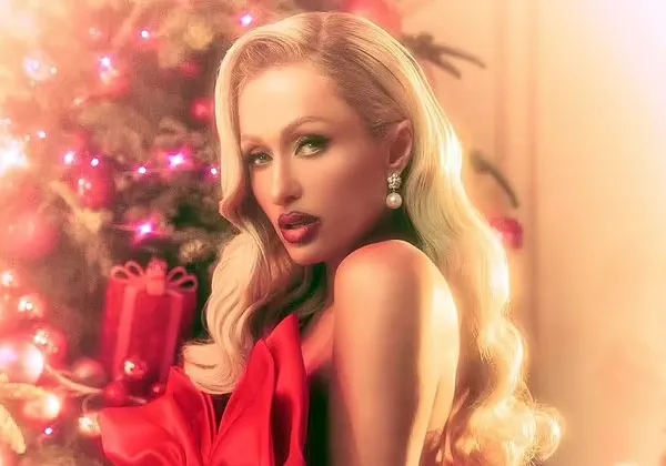 Перис Хилтон снялась обнаженной под елкой - дерзкая рождественская фотосессия