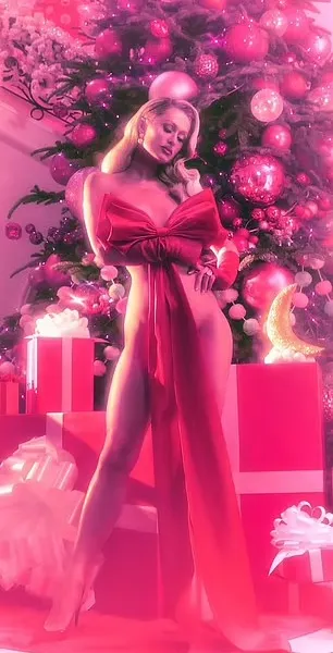 Перис Хилтон снялась обнаженной под елкой - дерзкая рождественская фотосессия