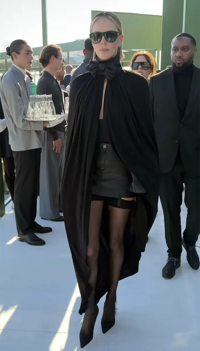 Шарлиз Терон на показе Dior 2026 - образ в кожаном мини в 50 лет