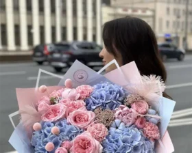 В Минске мужчина украл букет из бара и подарил другой женщине