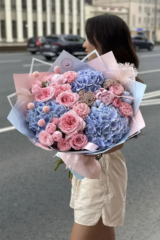 В Минске мужчина украл букет из бара и подарил другой женщине