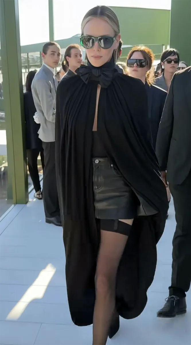 Шарлиз Терон на показе Dior 2026 - образ в кожаном мини в 50 лет