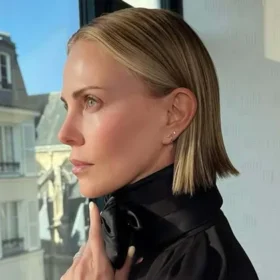 Шарлиз Терон на показе Dior 2026 - образ в кожаном мини в 50 лет