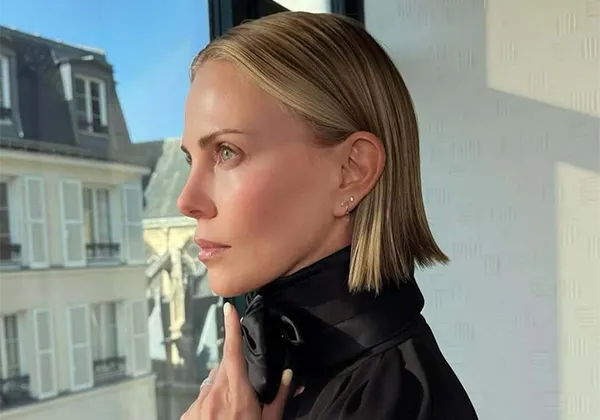 Шарлиз Терон на показе Dior 2026 - образ в кожаном мини в 50 лет