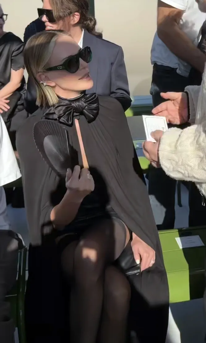 Шарлиз Терон на показе Dior 2026 - образ в кожаном мини в 50 лет