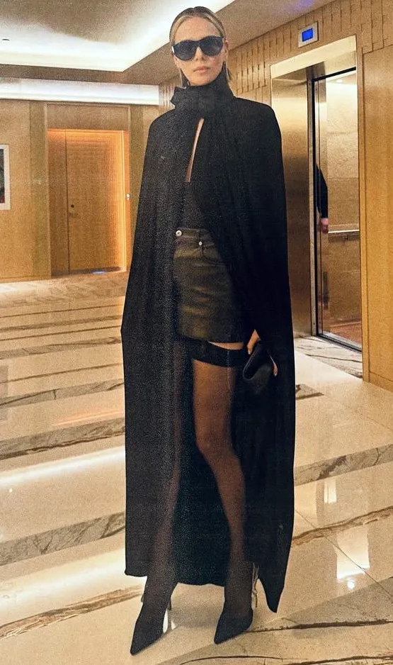 Шарлиз Терон на показе Dior 2026 - образ в кожаном мини в 50 лет