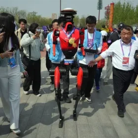 Робот гуманоид на полумарафоне в Китае