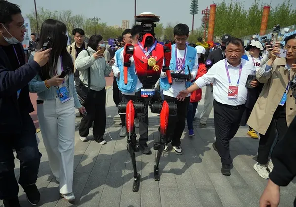Робот гуманоид на полумарафоне в Китае