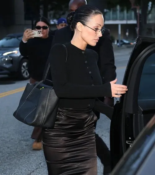 Бьянка Цензори в строгом образе в суде