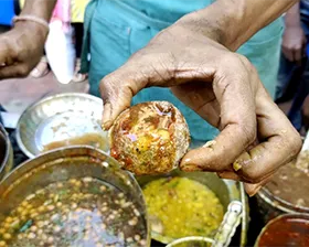 Индусы делают козинаки в антисанитарии