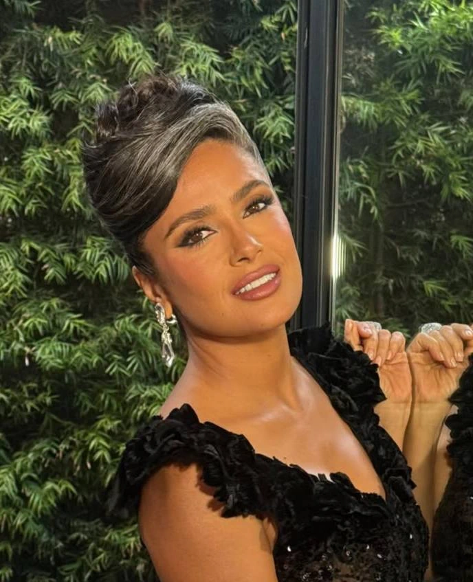 Сальма Хайек с естественной сединой