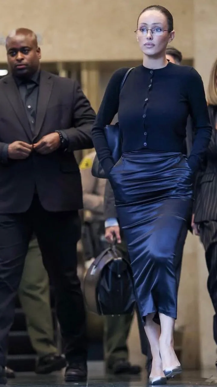 Бьянка Цензори в строгом образе в суде