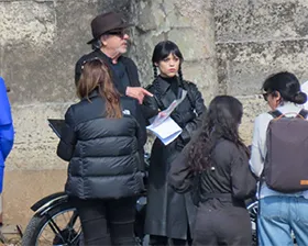 Дженна Ортега на съёмках в Париже