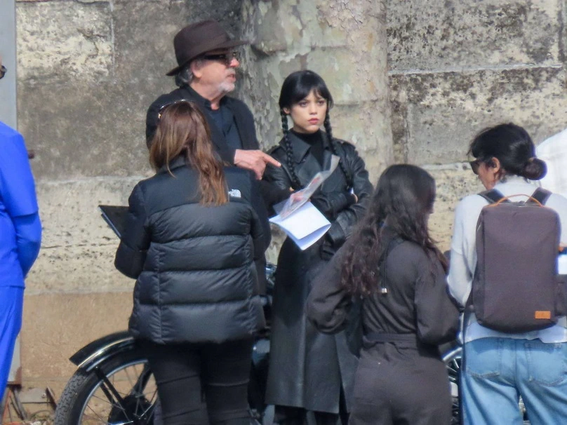 Дженна Ортега на съёмках в Париже