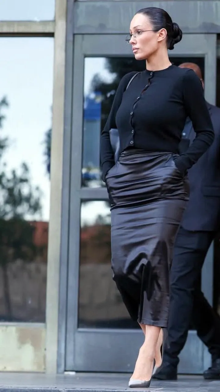 Бьянка Цензори в строгом образе в суде