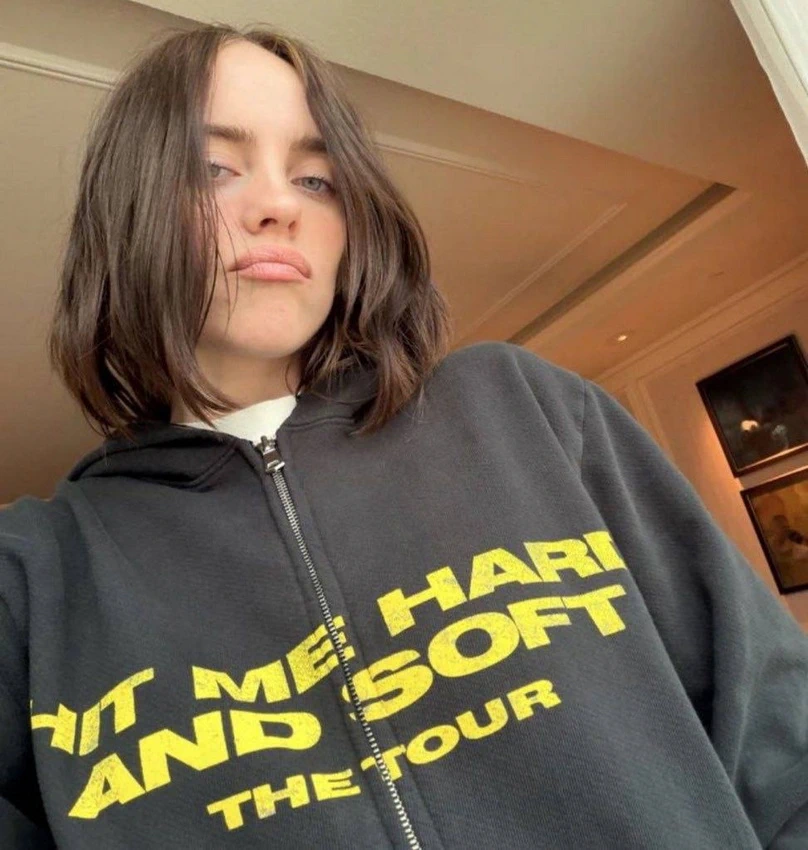 Билли Айлиш новый мерч фото