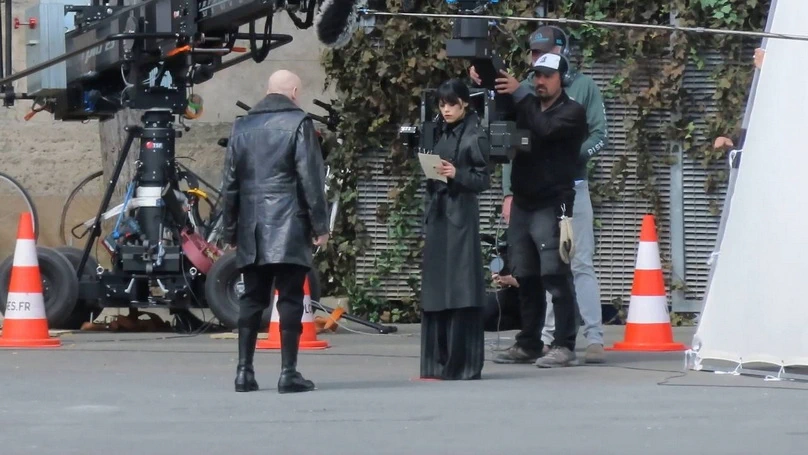 Дженна Ортега на съёмках в Париже