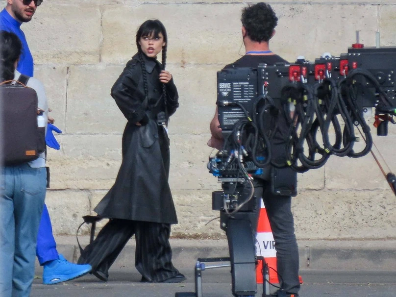 Дженна Ортега на съёмках в Париже