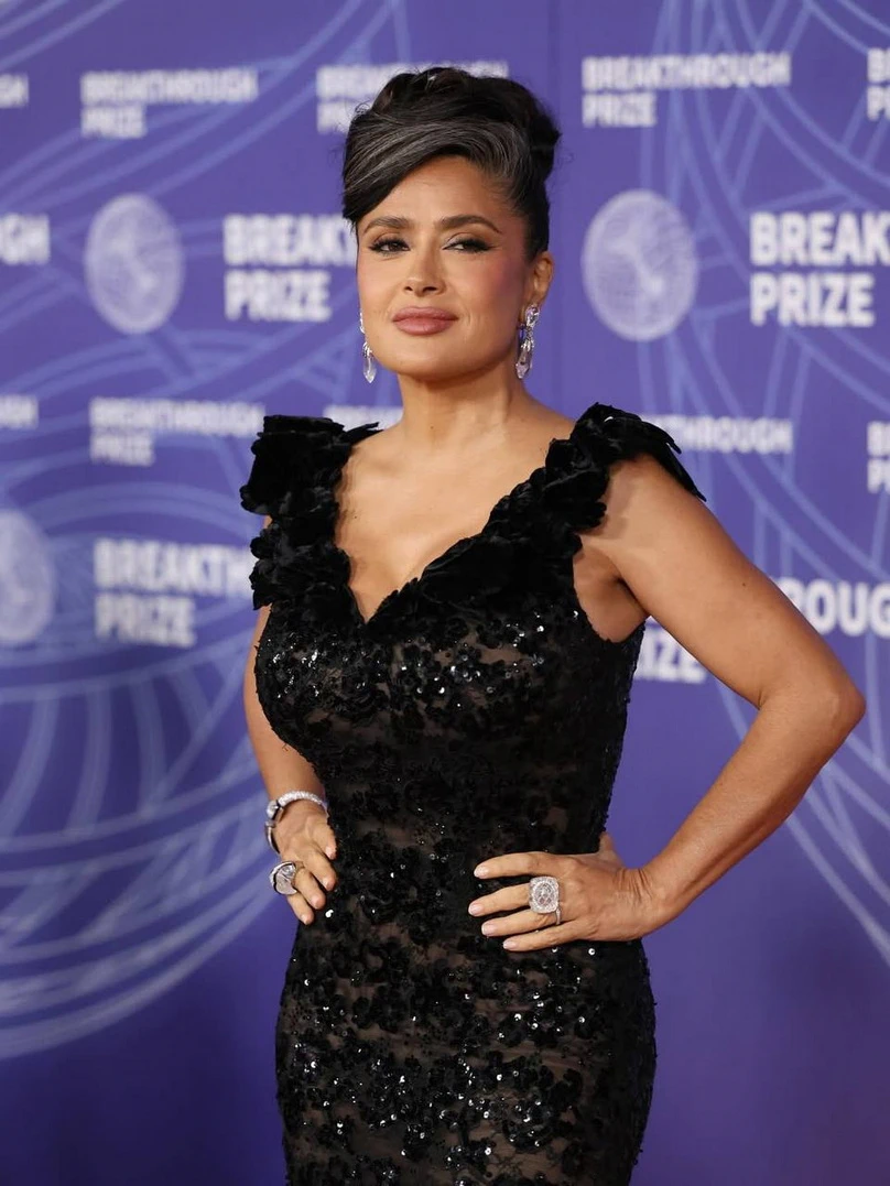 Сальма Хайек с естественной сединой