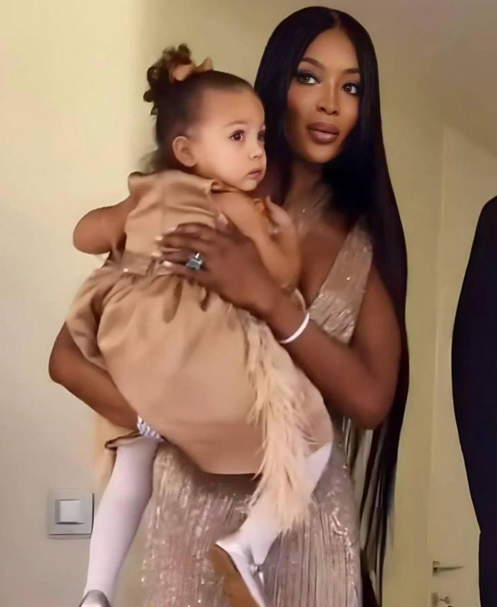 Наоми Кэмпбелл с ребёнком Vogue