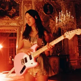 Оливия Родриго в Версале клип drop dead