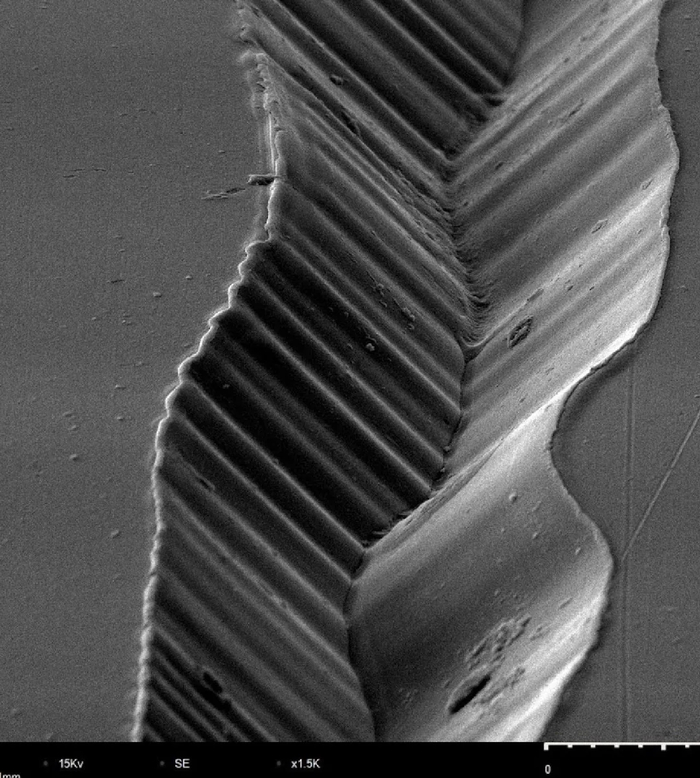 Виниловая пластинка и игла под микроскопом крупным планом