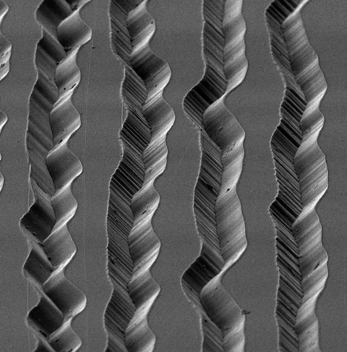 Виниловая пластинка и игла под микроскопом крупным планом