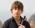 Александр Рыбак на сцене Евровидения: сравнение выступлений 2009 и 2026 годов показывает минимальные изменения во внешности певца