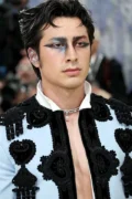 Хадсон Уильямс на Met Gala 2026: актер в костюме Balenciaga и ярком макияже, вдохновленном фильмом «Черный лебедь»