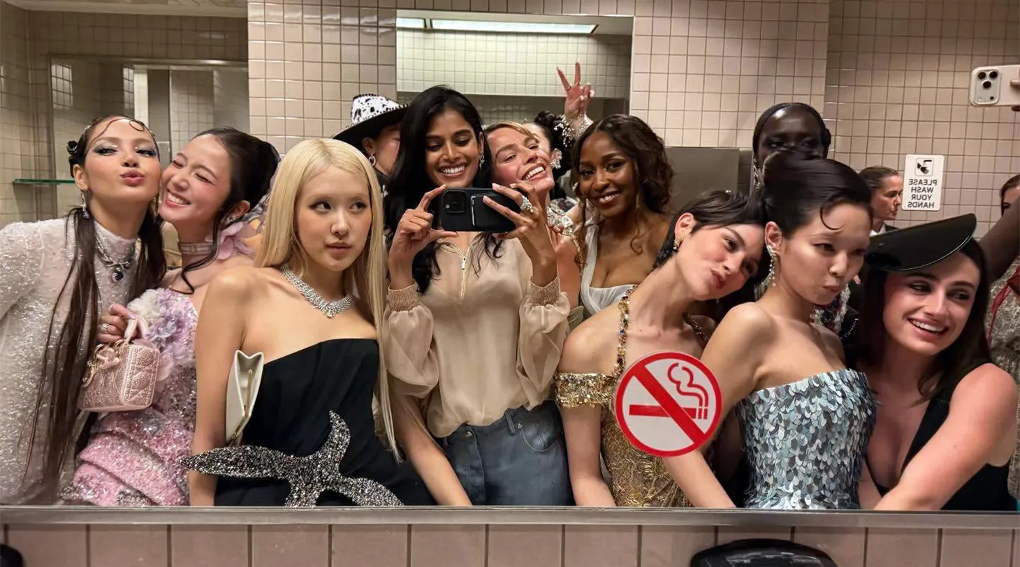 Met Gala 2026: звёзды собрались в туалете для группового селфи - на фото BLACKPINK, Марго Робби и другие гости бала