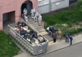 Улица Лынькова: мужчины в защитных комбинезонах выносят хлам из квартиры по решению суда
