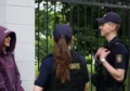 Парк Горького: милицейский патруль проводит профилактическую беседу с посетителями зоны отдыха