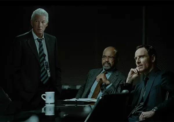 Кадр из сериала «Агентство»: Майкл Фассбендер в роли Марсианина во время допроса агента, эвакуированного из Беларуси