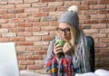 Работник в спецодежде из дышащих материалов во время регламентированного перерыва в жару